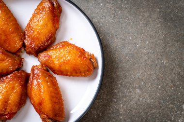 Barbekü tavuk kanadı sosu ile