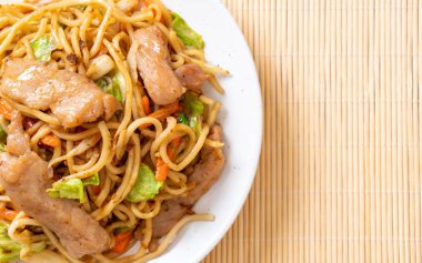 tavada kızartılmış yakisoba noodle pork - Asya gıda tarzı ile