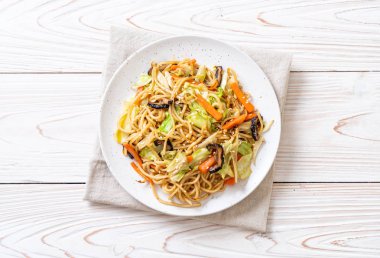 tavada kızartılmış yakisoba noodle sebzeli - vegan ve vejetaryen yiyecekler