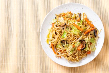 tavada kızartılmış yakisoba noodle sebzeli - vegan ve vejetaryen yiyecekler
