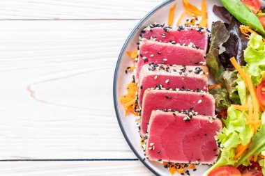 Taze ton balığı ve sebze salatası. Sağlıklı yemek.