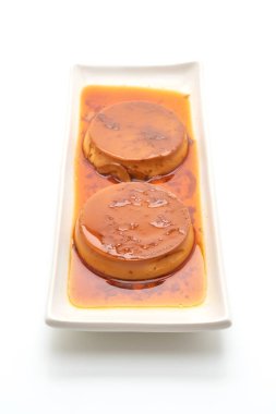 Ev yapımı karamel kremalı puding beyaz arka plan üzerinde izole