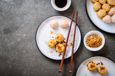 Çin karides pişmiş hamur tatlısı - Asya gıda tarzı