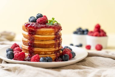 Taze ahududu ve yabanmersinli gözleme.