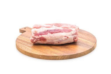 Beyaz arka planda izole edilmiş taze domuz filetosu.