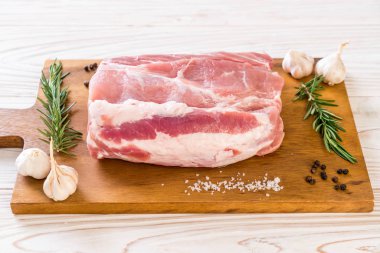 taze domuz ham filetosu ahşap tahta üzerinde