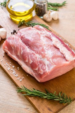 taze domuz ham filetosu ahşap tahta üzerinde