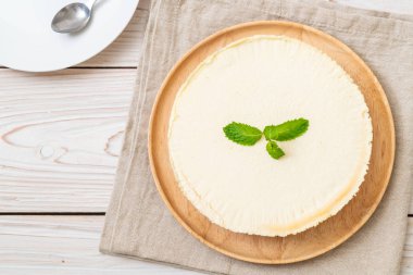 Ahşap zemin üzerine nane ile ev yapımı cheesecake