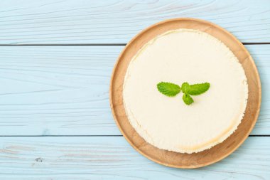 Ahşap zemin üzerine nane ile ev yapımı cheesecake