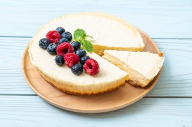 Ev yapımı cheesecake taze ahududu ve yaban mersini ile