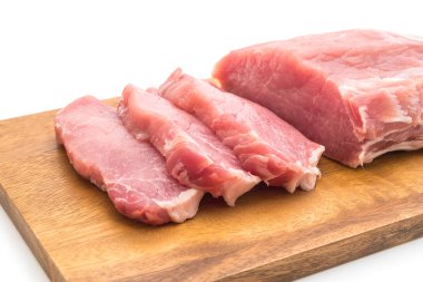 Beyaz arka planda izole edilmiş taze domuz filetosu.