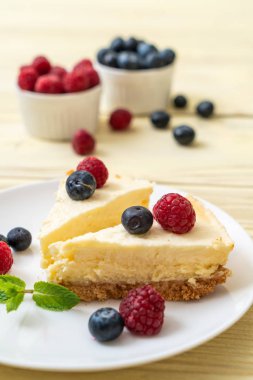 Ev yapımı cheesecake taze ahududu ve yaban mersini ile