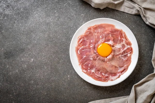 taze dilimlenmiş domuz ham yumurta pişirme veya shabu shabu ve sukiyaki yapma ile