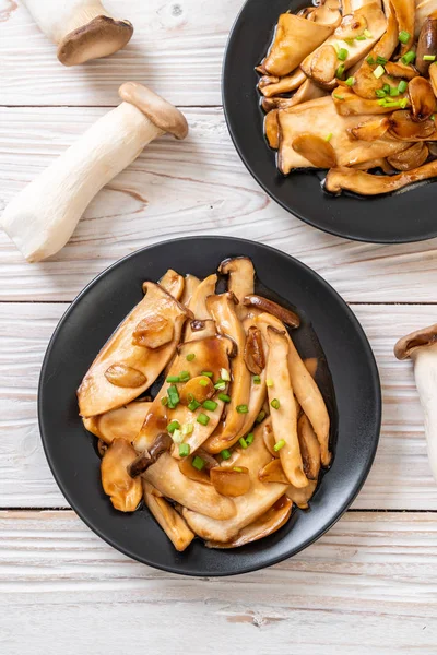 İstiridye soslu kızarmış kral istiridye mantarı. Sağlıklı, vejetaryen ya da vejetaryen yemek tarzı.