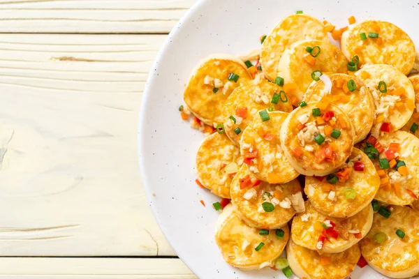 Sahanda yumurta yumuşak tofu sarımsak - sağlıklı, vegan ve sebze gıda tarzı