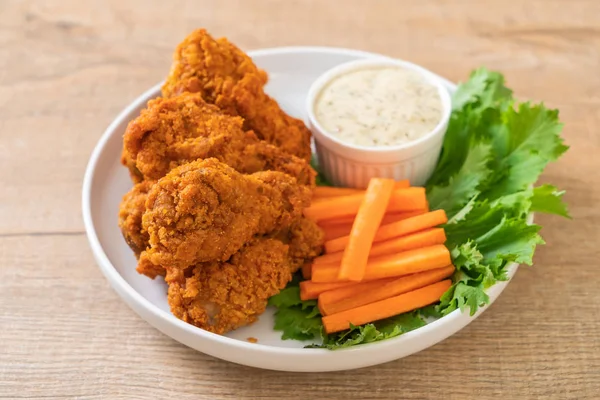 Sebzeli kızarmış tavuk kanadı.