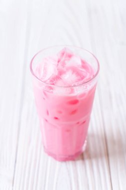 pembe çilek milkshake ahşap üzerine