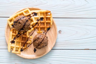 Çikolatalı dondurma waffle ve çikolata sosu ile
