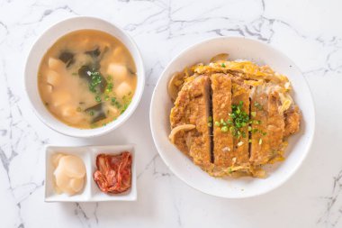 Kızarmış domuz pirzolası kasesi (Katsudon) - Japon yemek tarzı