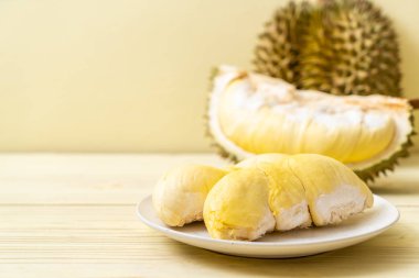 Ahşap zemin üzerinde taze Durian meyvesi