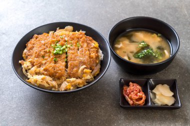 Kızarmış domuz pirzolası kasesi (Katsudon) - Japon yemek tarzı