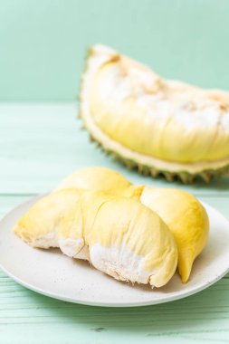 Ahşap zemin üzerinde taze Durian meyvesi