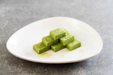 plaka üzerinde yumuşak çikolata yeşil çay