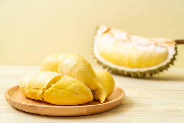 Ahşap zemin üzerinde taze Durian meyvesi