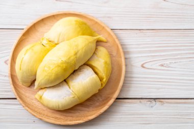 Ahşap zemin üzerinde taze Durian meyvesi