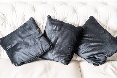 Oturma odasındaki kanepede rahat bir yastık.