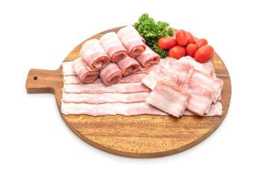 Dilimlenmiş domuz pastırması beyaz arka planda izole edilmiş.