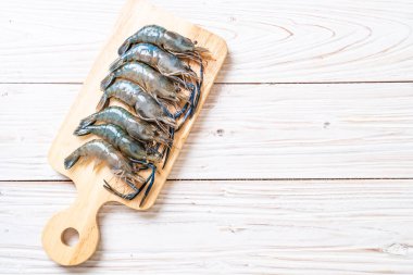 kesme tahtası üzerinde taze mavi karides