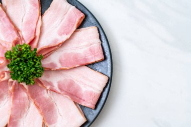 Çiğ domuz pastırma tabağa dilimlenmiş