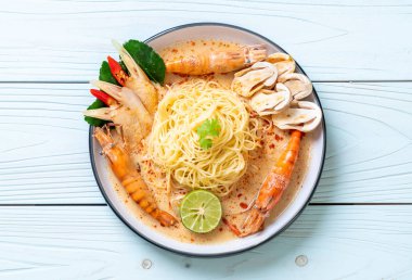 Baharatlı karides spagetti makarna (Tom Yum Goong) - İtalyan Füzyon gıda tarzı