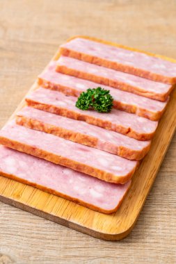 dilimlenmiş taze çiğ pastırma Barbekü