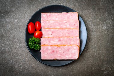 dilimlenmiş taze çiğ pastırma Barbekü