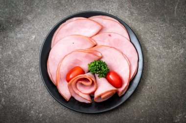 tabağa dilimlenmiş jambon füme