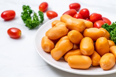 domuz eti kokteyl sosisi plaka üzerinde