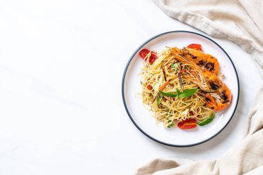 ızgara karides ve domates - İtalyan Füzyon gıda tarzı ile tavada kızartılmış spagetti
