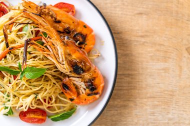 ızgara karides ve domates - İtalyan Füzyon gıda tarzı ile tavada kızartılmış spagetti