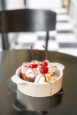 pişmiş hatmi ve dondurma kase ile çikolatalı kek