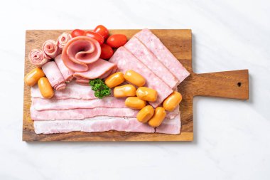 pastırma, sosis, jambon füme ve barbekü pastırma ahşap tahta üzerinde