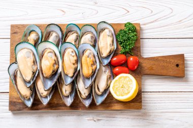 malzemelerle ahşap tahta üzerinde taze midye