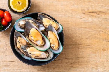 üzerinde siyah kase taze midye