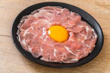 taze dilimlenmiş domuz ham yumurta pişirme veya shabu shabu ve sukiyaki yapma ile