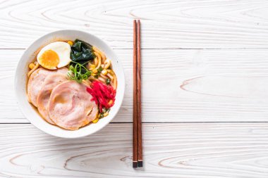 Baharatlı miso udon ramen noodle ile domuz eti - Japon gıda tarzı