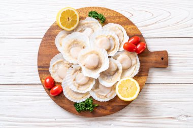 Ahşap tahta üzerinde taze kabuk tarak