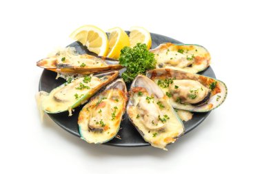 Beyaz arka plan üzerinde izole peynir pişmiş taze midye