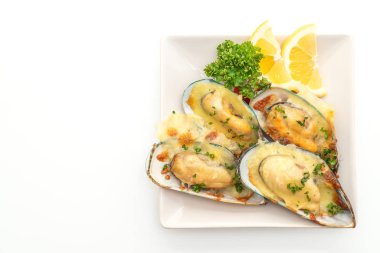 Beyaz arka plan üzerinde izole peynir pişmiş taze midye