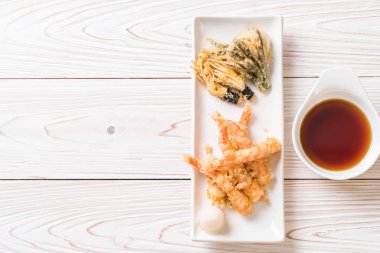 karides tempura (hırpalanmış kızarmış karides) sebze - Japon gıda tarzı